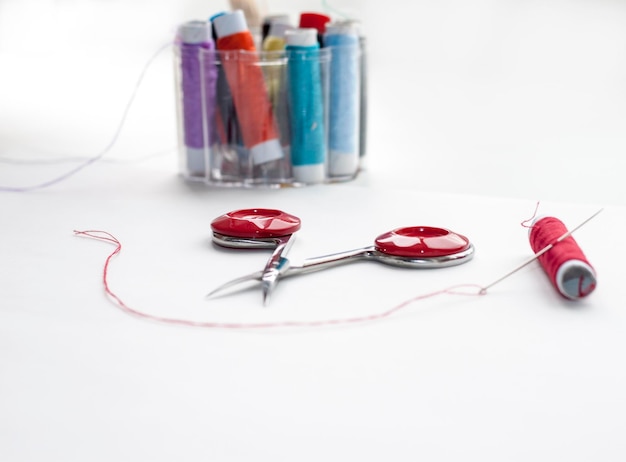 haftująca ręka z igłą